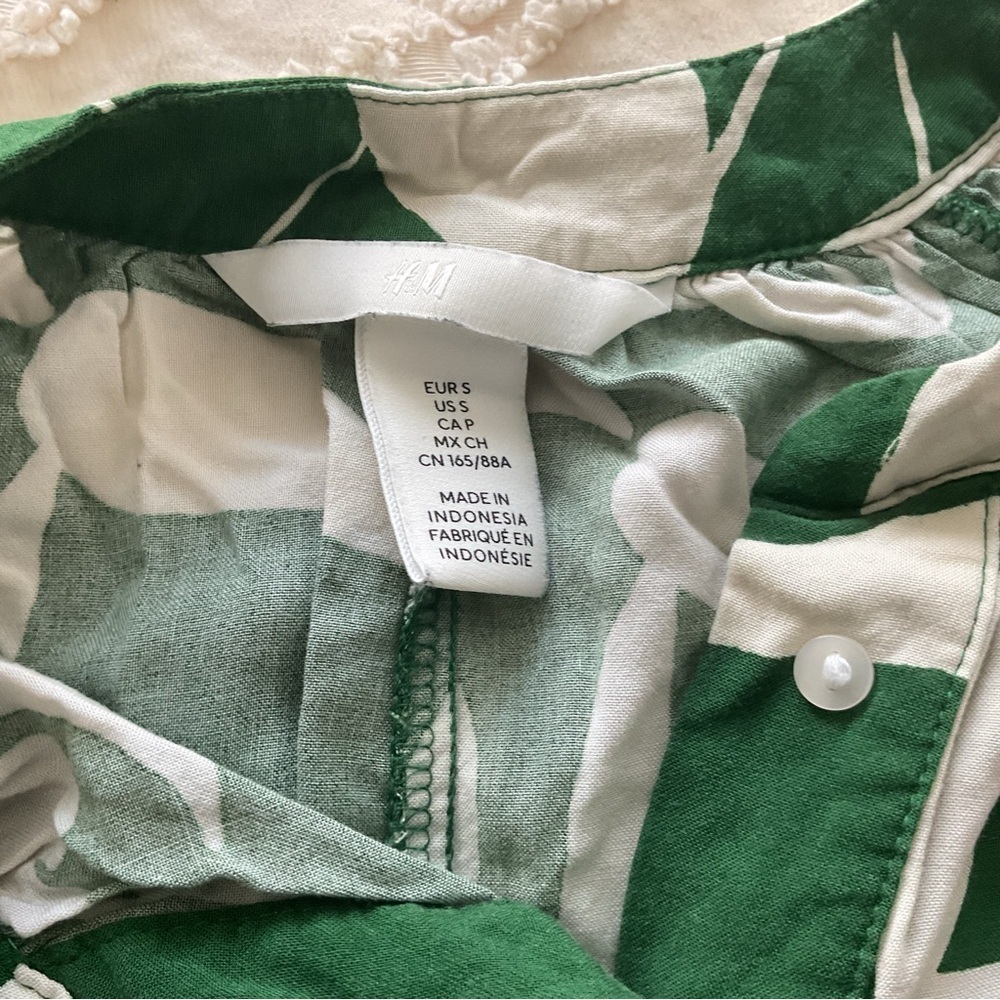 H&M Green and White Printed V-Neck Blouse - Picture 8 of 9